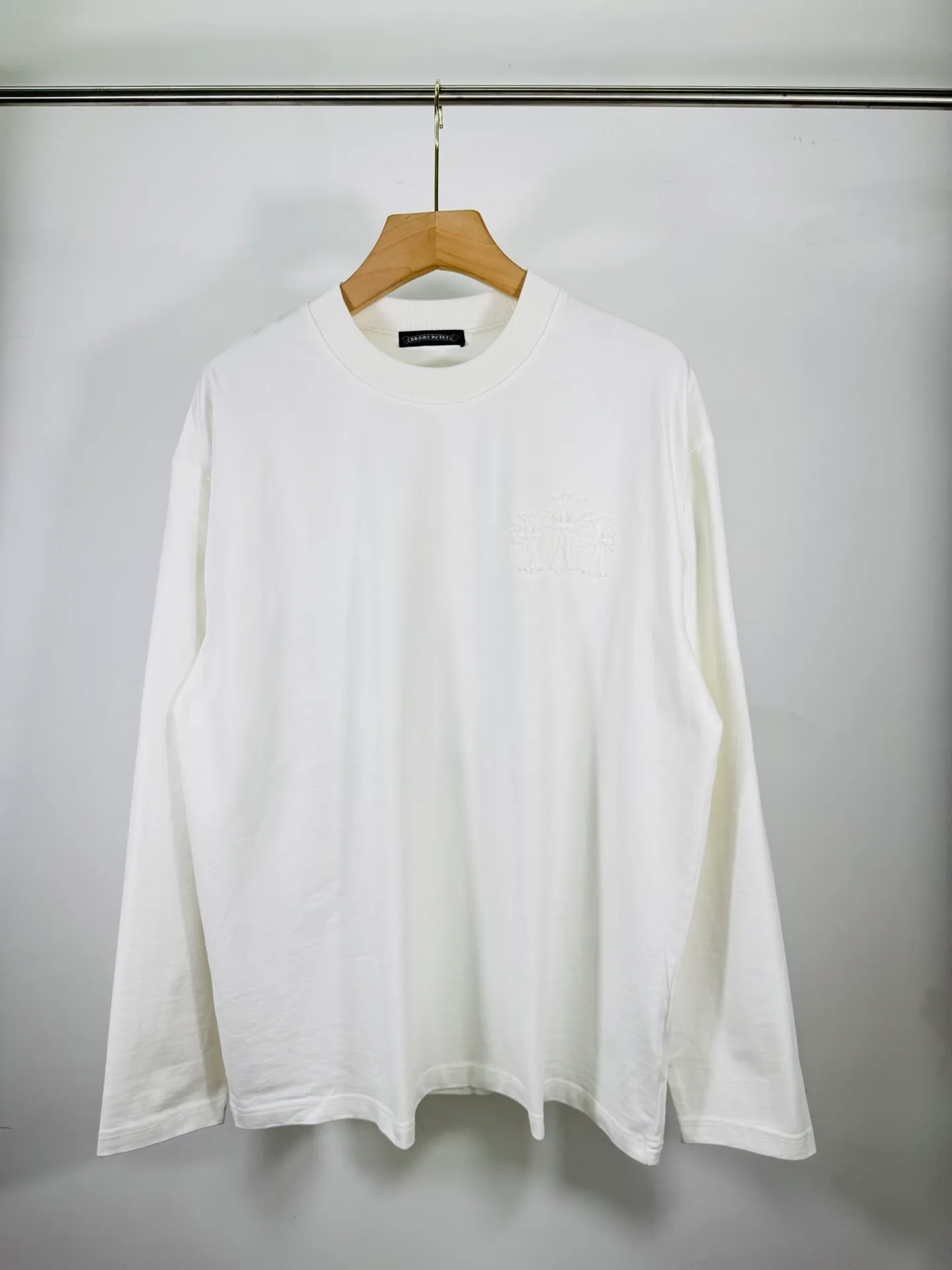 P280 top version, real shot without P, ​​different from market currency) 𝗖𝗵𝗿𝗼𝗺𝗲 𝗛𝗲𝗮𝗿𝘁𝘀/Cro Heart 2025 Autumn and Winter Horseshoe Cross Appliqué Embroidered Couple Casual Long Sleeve 👑The highest version! Customized fabric 320g fabric! Horseshoe cross patch is a best-selling model at the counter and is very comfortable to wear. Accessories: original molded and authenticated collar label➕100% silk wash label. Genuine purchase-grade original hangtag➕matching hanging rope➕3D hanging beads➕original packaging bag. Craftsmanship: The original version has consistent wiring! The highest version of the armhole matching technique! Color: Black White Size: S M L XL XXL